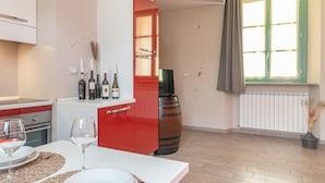 Eine moderne Küche mit Essbereich, ein weißer Tisch gedeckt mit Tellern, Gläsern und Besteck.