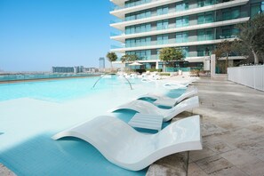 Outdoor pool - Stayis-Emaar Beach front View 1 BR suite (Dubai)