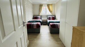 House | 4 bedrooms, iron/ironing board, free WiFi, bed sheets