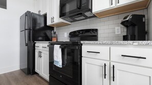 Réfrigérateur, tables à manger