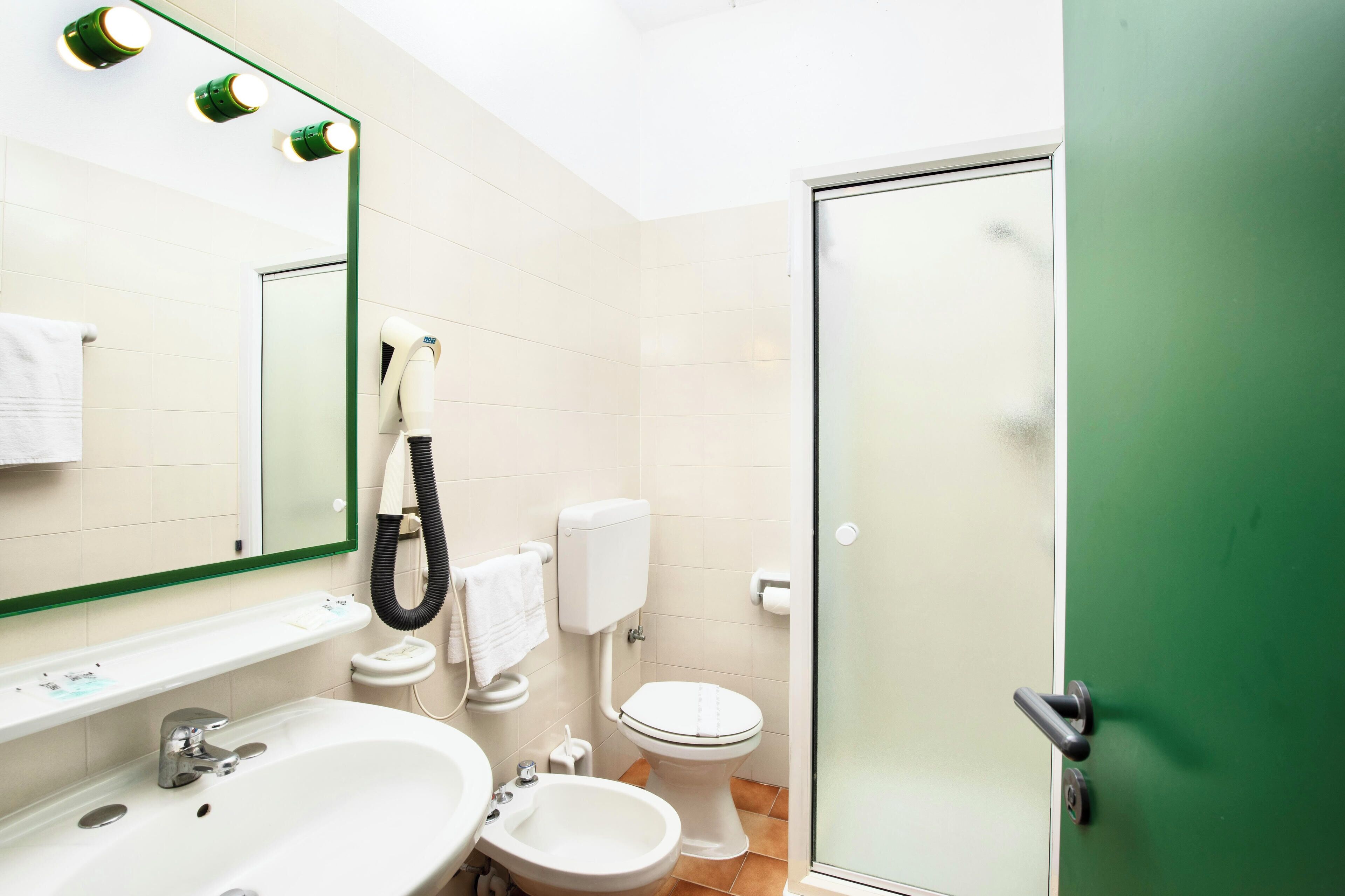 Dusche, Regendusche, Haartrockner, Bidet