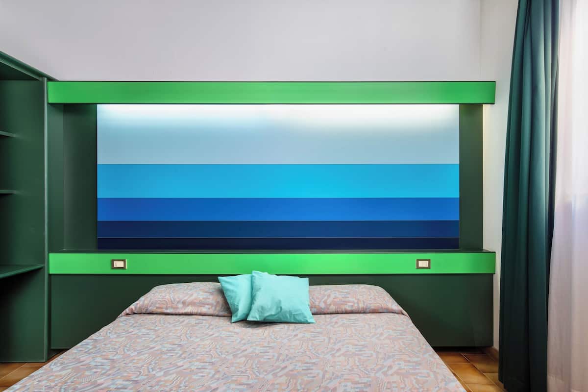 2 bedrooms, cots/infant beds, bed sheets