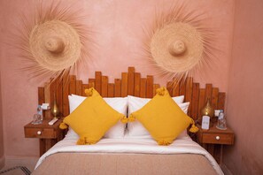 Quarto clássico | Roupas de cama premium, cofres nos quartos, Wi-Fi de cortesia