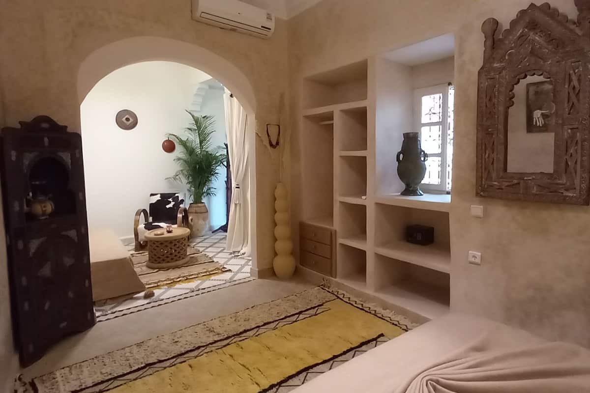 أغطية فراش متميزة وخزنة داخل الغرفة وواي فاي مجانًا وملاءات أسرّة