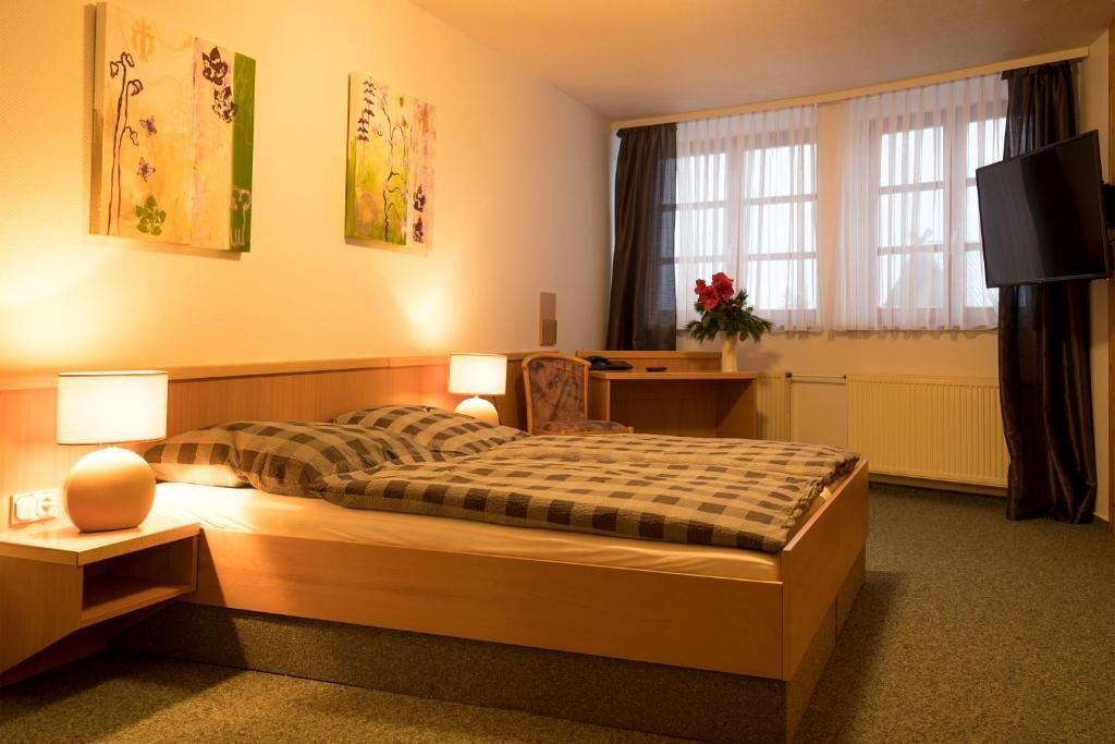 Zimmersafe, Schreibtisch, laptopgeeigneter Arbeitsplatz