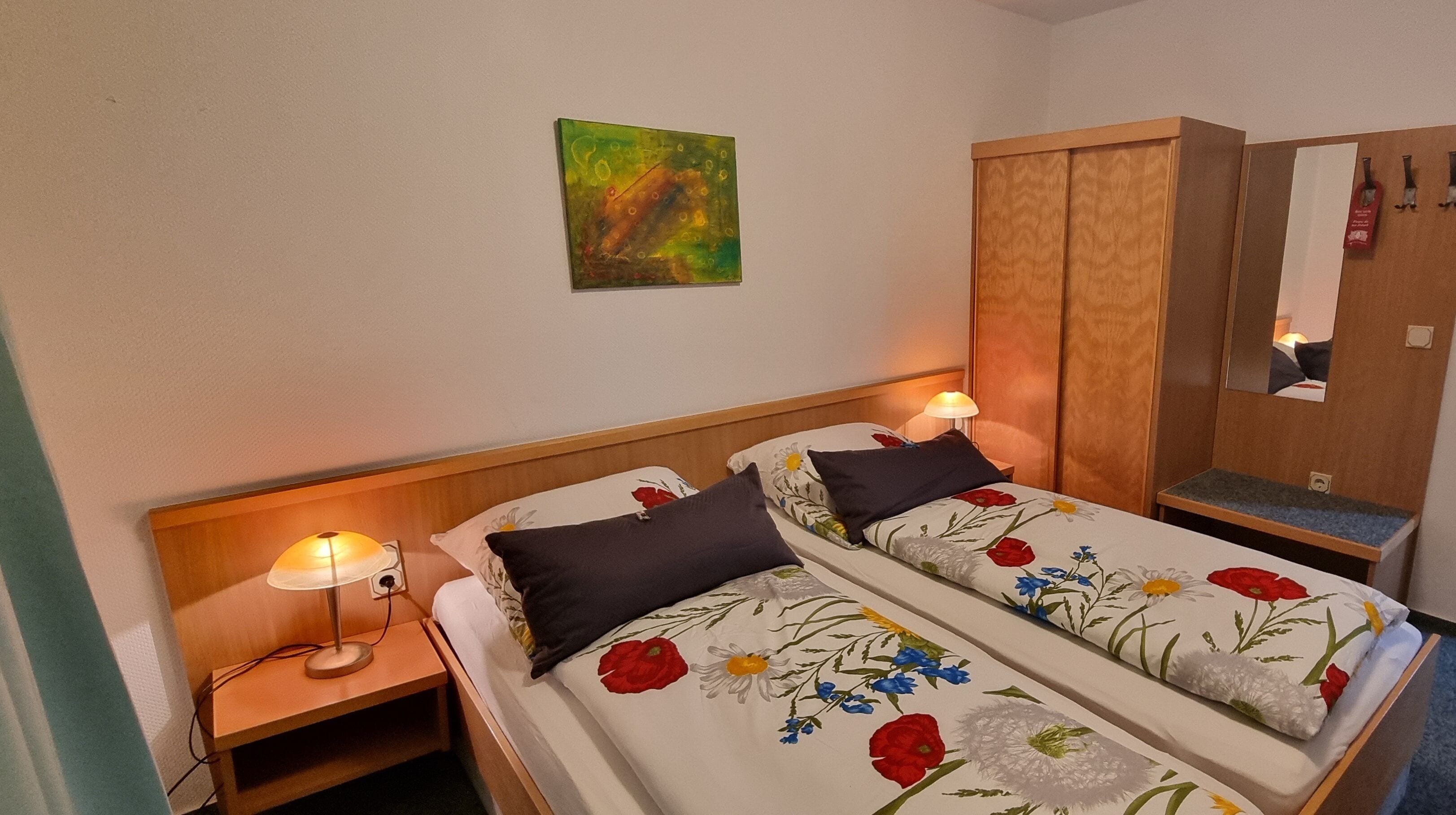 Standard-Doppel- oder -Zweibettzimmer | Zimmersafe, Schreibtisch, laptopgeeigneter Arbeitsplatz
