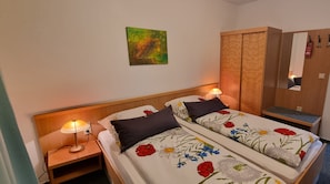 Standard Double or Twin Room | In-room safe, desk, laptop workspace, blackout drapes - Hotel Alt Oesselse (Laatzen)