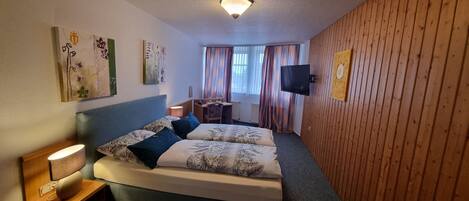 Comfort Studio Suite | In-room safe, desk, laptop workspace, blackout drapes