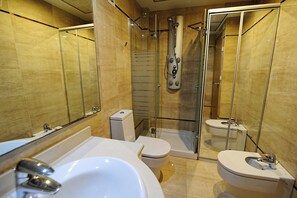 Regadera, secadora de cabello, bidet, toallas 