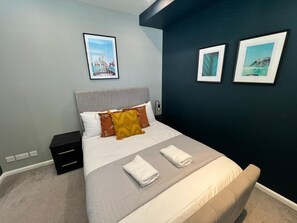 2 bedrooms, desk, iron/ironing board, free WiFi - Entire Stylish Apartment Central Brighton North St (Brighton and Hove)
