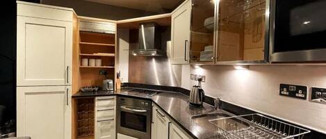 Geladeira, micro-ondas, fogão, cooktop