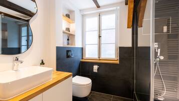 Dusche, Haartrockner, Handtücher, Toilettenpapier