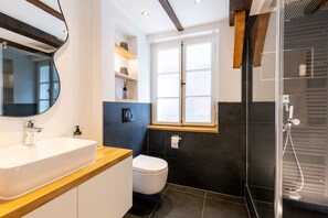 Dusche, Haartrockner, Handtücher, Toilettenpapier