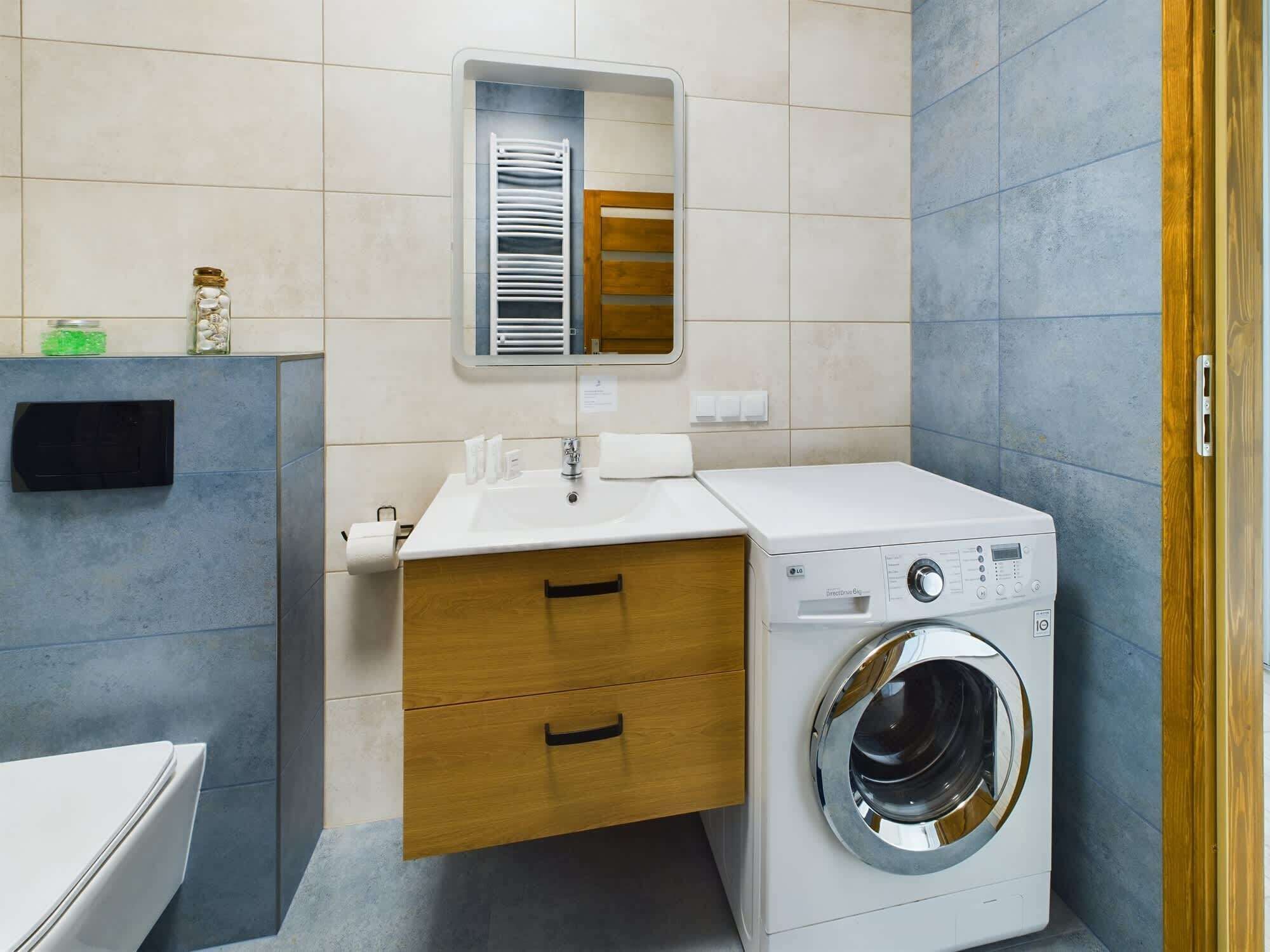 Shower, hair dryer, towels, shampoo