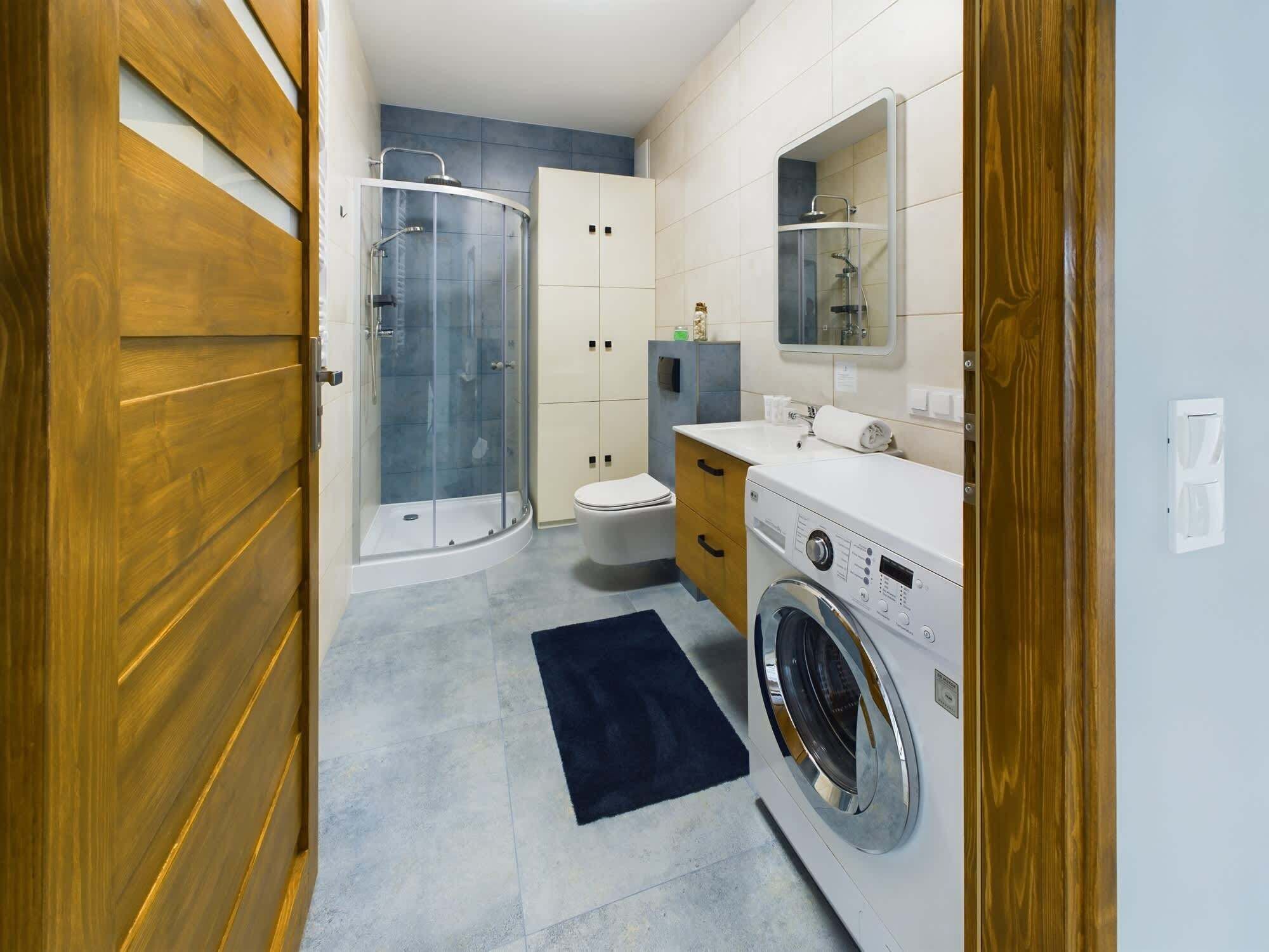 Douche, sèche-cheveux, serviettes fournies, shampoing