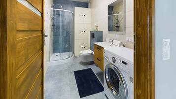 Douche, sèche-cheveux, serviettes fournies, shampoing