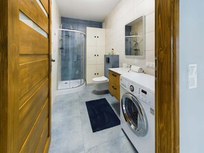 Shower, hair dryer, towels, shampoo