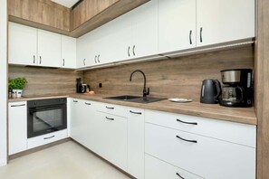 Fridge, oven, stovetop, dishwasher
