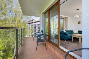 Outdoor dining - Spacious Apartment on Salt Island | Parking and Balcony (Kolobrzeg)