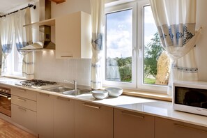 Een koelkast, een microgolfoven, een oven, een kookplaat