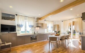 Een koelkast, een microgolfoven, een oven, een kookplaat