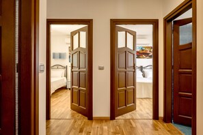 2 slaapkamers, een bureau, een strijkplank/strijkijzer, wifi