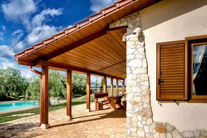 Outdoor dining - Villa Olive Grove immersed in unspoilt nature (Sardegna)