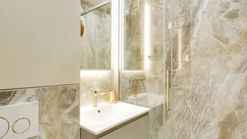 Douche, sĂšche-cheveux, serviettes fournies