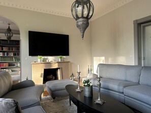 Smart-tv, eldstad, böcker och en stereo