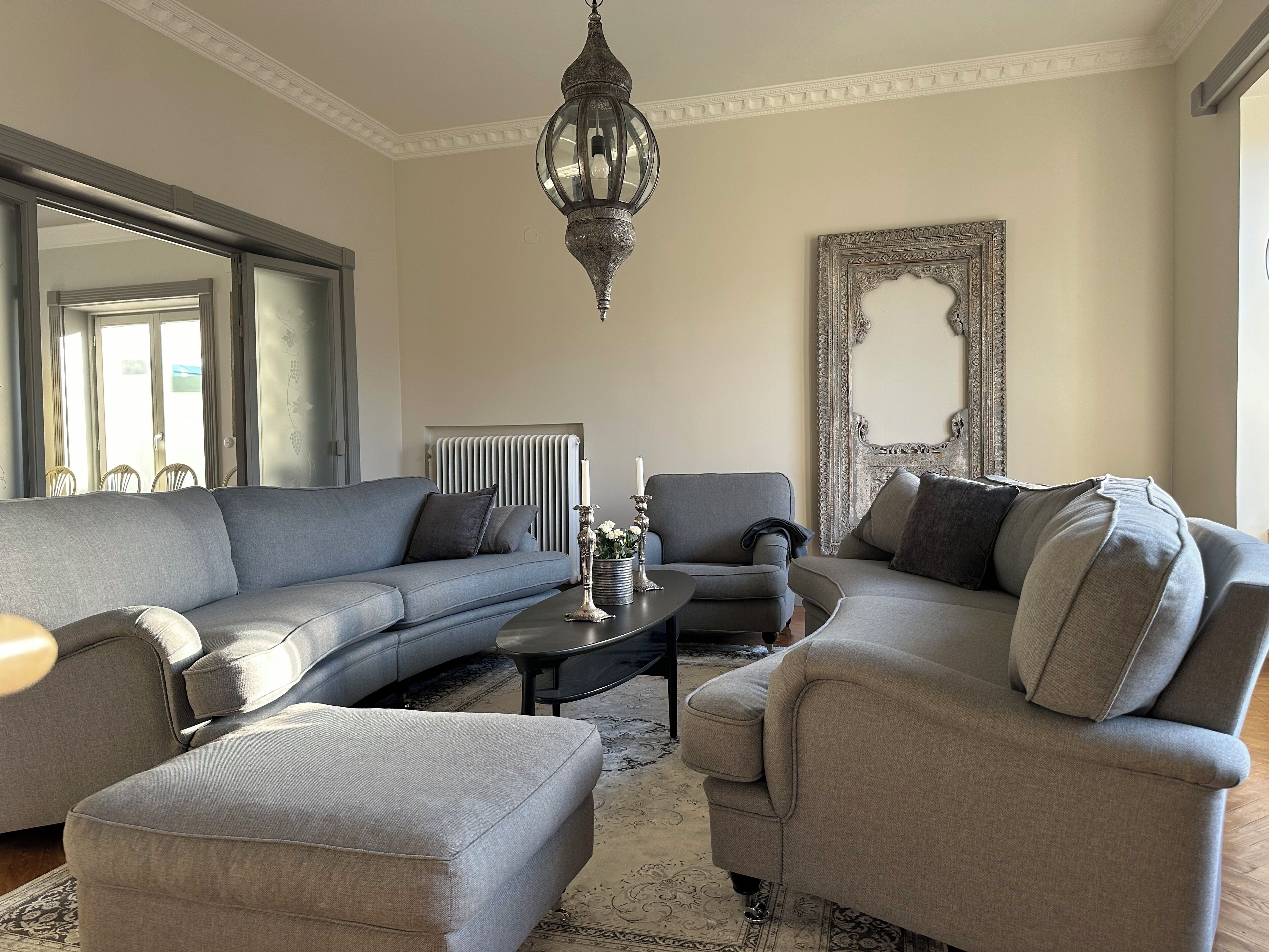 TV connectée, cheminée, livres, chaîne hi-fi