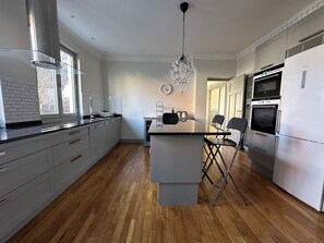 Fridge, microwave, oven, stovetop - Villa with central location close to beach in Fridhem Malmö. Perfect for groups (Malmö)