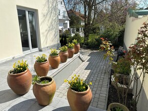 Property grounds - Villa with central location close to beach in Fridhem Malmö. Perfect for groups (Malmö)
