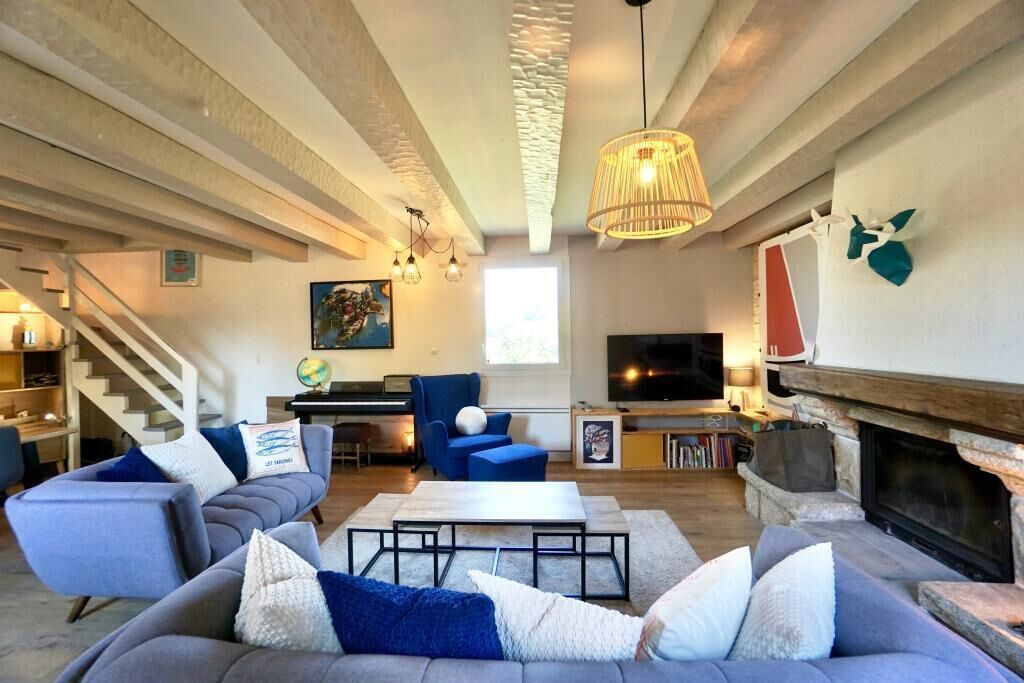 Fernseher, Kamin, Bücher