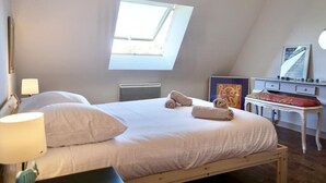4 bedrooms, iron/ironing board, free WiFi, bed sheets