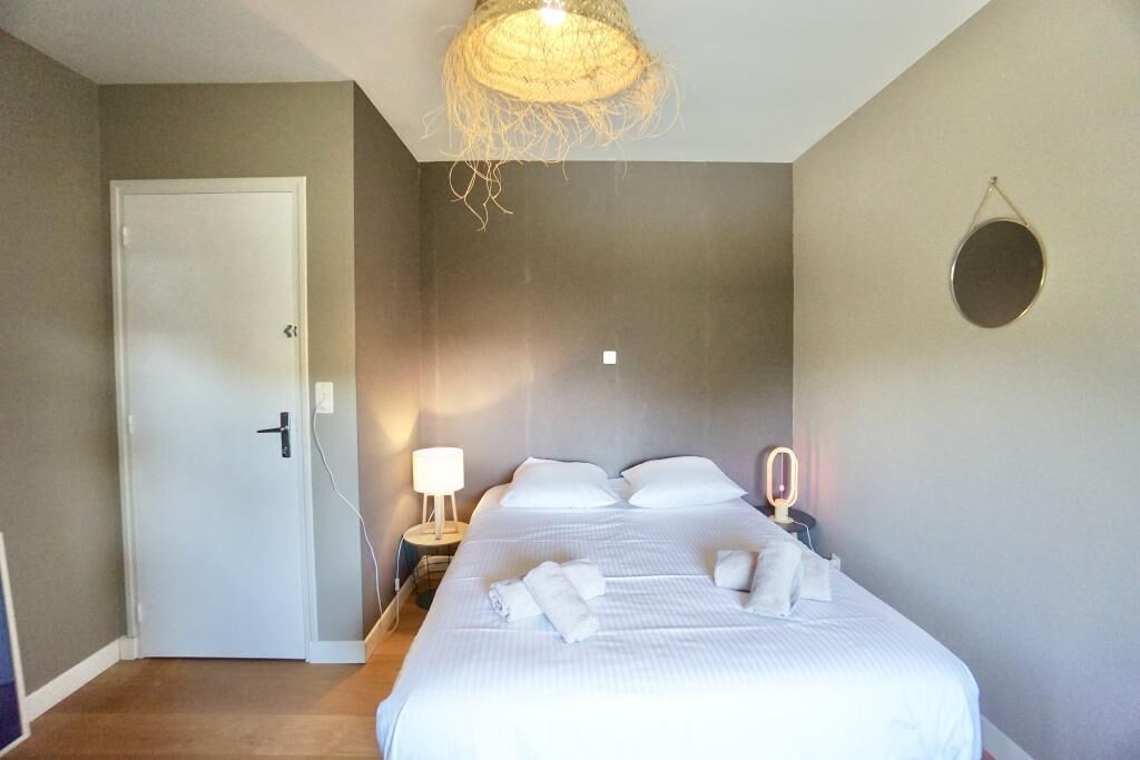 4 bedrooms, iron/ironing board, WiFi (free), bed sheets