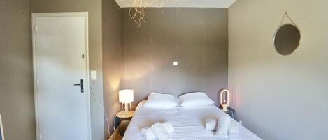 4 bedrooms, iron/ironing board, free WiFi, bed sheets