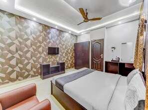 Deluxe-rum | Sängtillbehör av högsta kvalitet, skrivbord och strykjärn/strykbräda