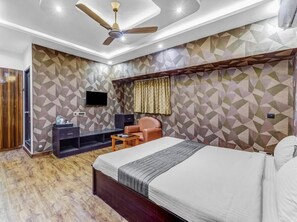 Deluxe Room | Premium bedding, desk, iron/ironing board, free WiFi - BELLA VAGUES (Chennai)