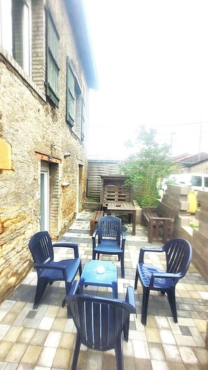 Outdoor dining - 1 Bedroom Apartment in Charency-Vezin (Charency-Vezin)
