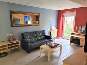 TV, books - 1 Bedroom Apartment in Charency-Vezin (Charency-Vezin)