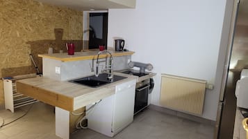 Geladeira, micro-ondas, fogão, cooktop