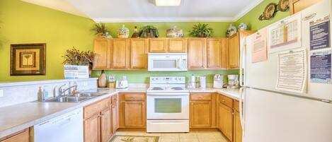 冷蔵庫、電子レンジ、オーブン、コンロ