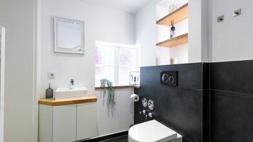 Dusche, Haartrockner, Handtücher, Toilettenpapier