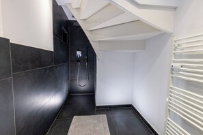 Shower, hair dryer, towels, toilet paper - 1 Bedroom Apartment in Hattingen (Hattingen)