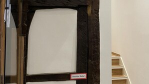 A staircase with wooden steps and a white wall. - 1 Bedroom Apartment in Hattingen (Hattingen)