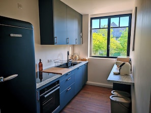 Fridge, microwave, oven, stovetop - DOMAINE DE L'ISLE MANIERE APARTMENT 6 PERSONS (near mont saint Michel) (Saint-Quentin-sur-le-Homme)