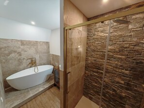 Doccia, asciugacapelli, asciugamani, sapone