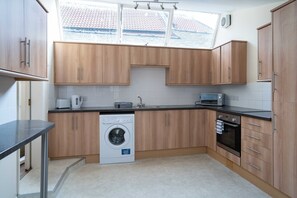 Full-sized fridge, microwave, oven, stovetop