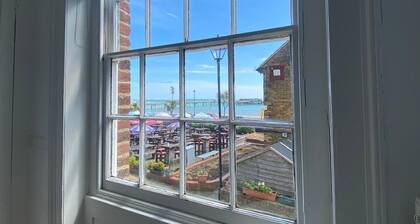 Nelson Cottage. A stones throw from the beach