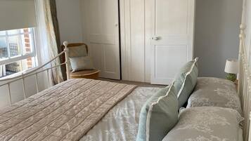 2 bedrooms, iron/ironing board, travel cot, free WiFi